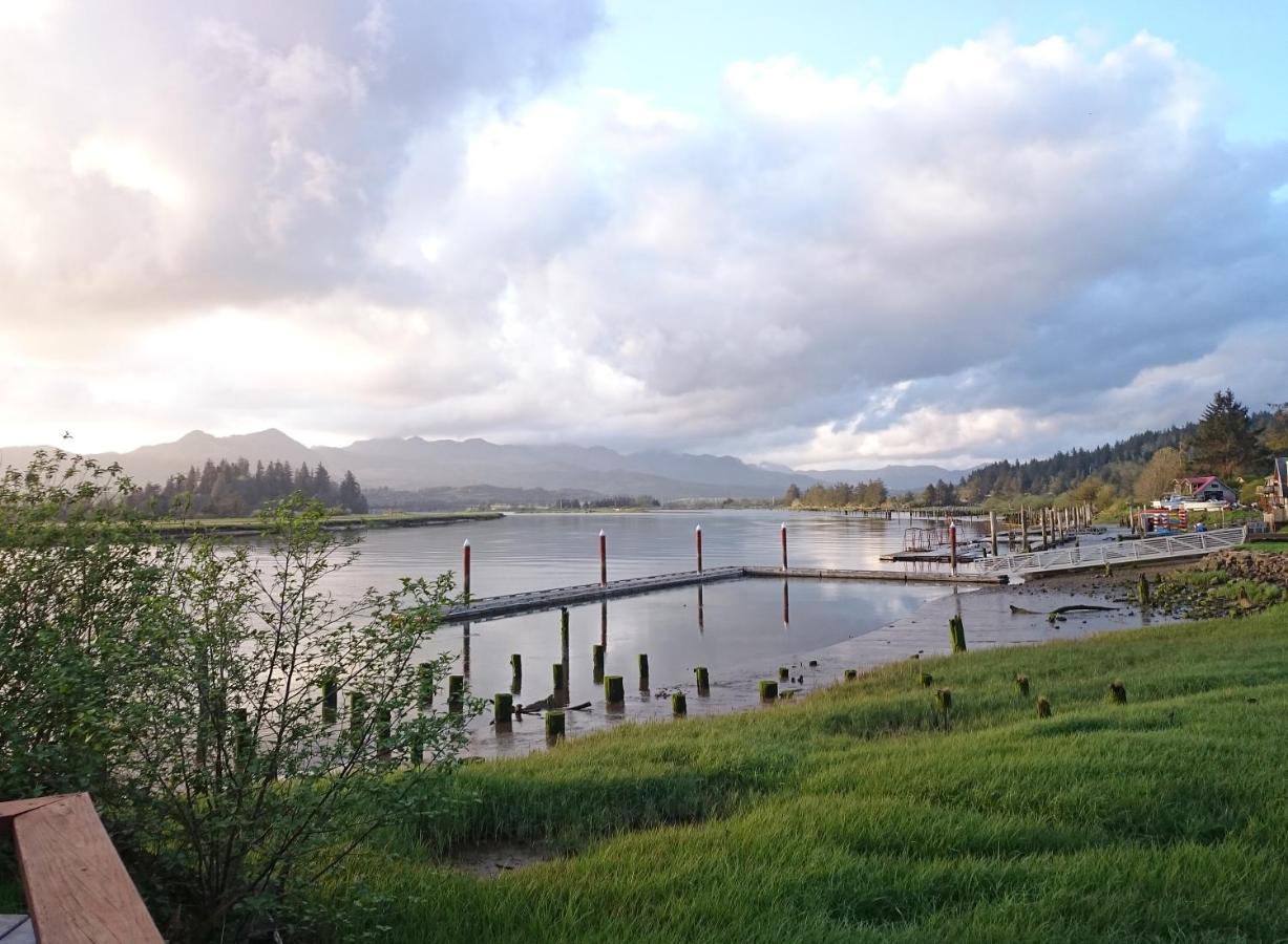 Wheeler On The Bay Lodge And Marina Exterior photo